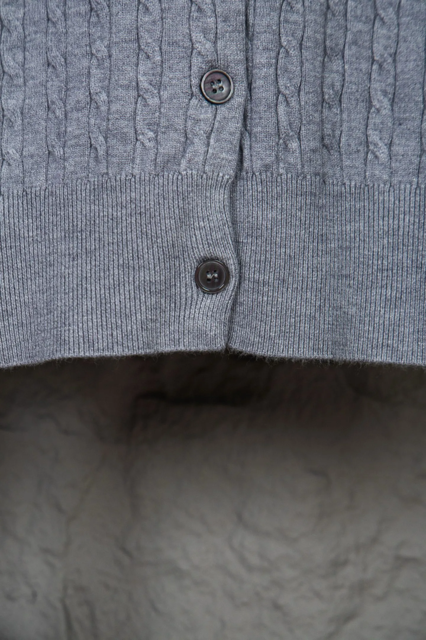 P190 Ralph Lauren Classic Round Neck Solid Color Pony Embroidered Logo Knitted Cardigan Long Sleeve Ralph Lauren Classic Basic Versatile Twist Knitted Cardigan Long Sleeve Main supply platform live broadcast Wholesale entity Replenish when out of stock Not removed from the shelves Quality 1:1 patterning Complete three standards Correct version of pony logo Imported quality cotton yarn Focus on high-end Cost-effective Good quality Needless to say Zhao Lusi's same style is really amazing, so sweet I'm so beautiful. This cardigan is really good-looking. It's simple and easy to wear. It's a must-have for goddess ootd. Good-looking clothes are never picky. A must-have in the wardrobe of goddesses. Size: S-XL. Color: black, apricot, gray, navy, red, white.